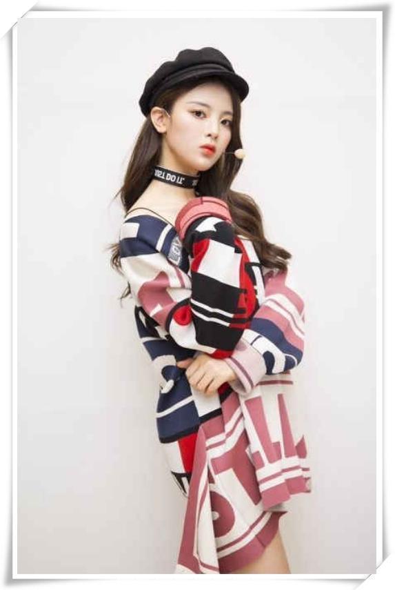 杨超越衬衫短裤现机场, 姿态趾高气昂, 网友: 怎么老有一股乡土味