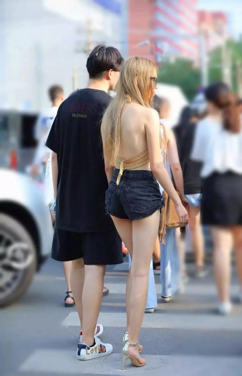 黑色短牛仔裤穿搭，以最美的身姿成为焦点，简洁又清爽