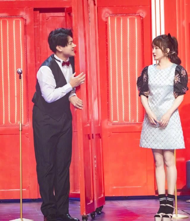 [ 杨钰莹]驴蹄凉鞋配长袜这时尚真难懂，多亏裙子救场，杨钰莹也有失手时候