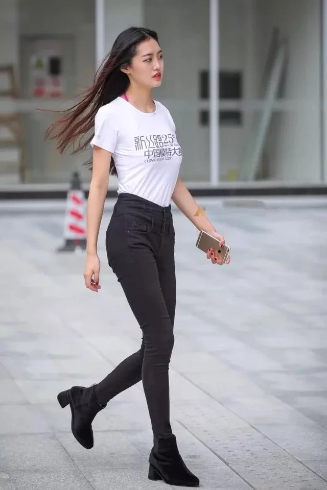 清纯小姐姐身穿白色短袖搭配黑色紧身裤，大秀一双迷人的大长腿