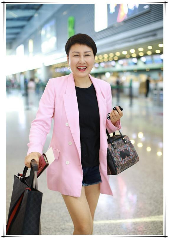 当56岁张凯丽撞上63岁赵雅芝,才发现女人的气质真的与年龄无关