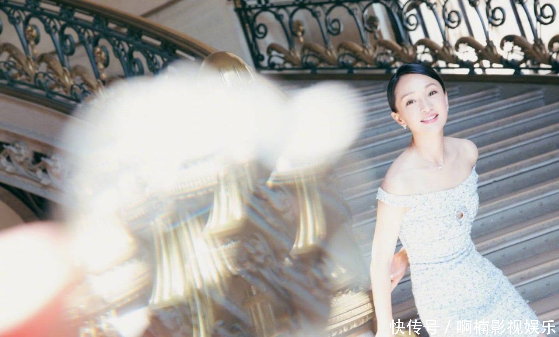 44岁周迅现身活动秀美肩艳压全场，性感“小蛮腰”妩媚动人