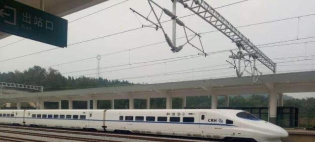  #挥手#世界上最“孤独”的火车站，一年只有12名乘客，火车挥手