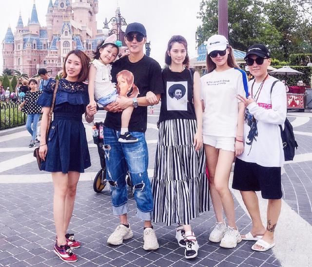 除了年轻，张丹峰的经纪人就个普通女孩，而洪欣可不是普通女人