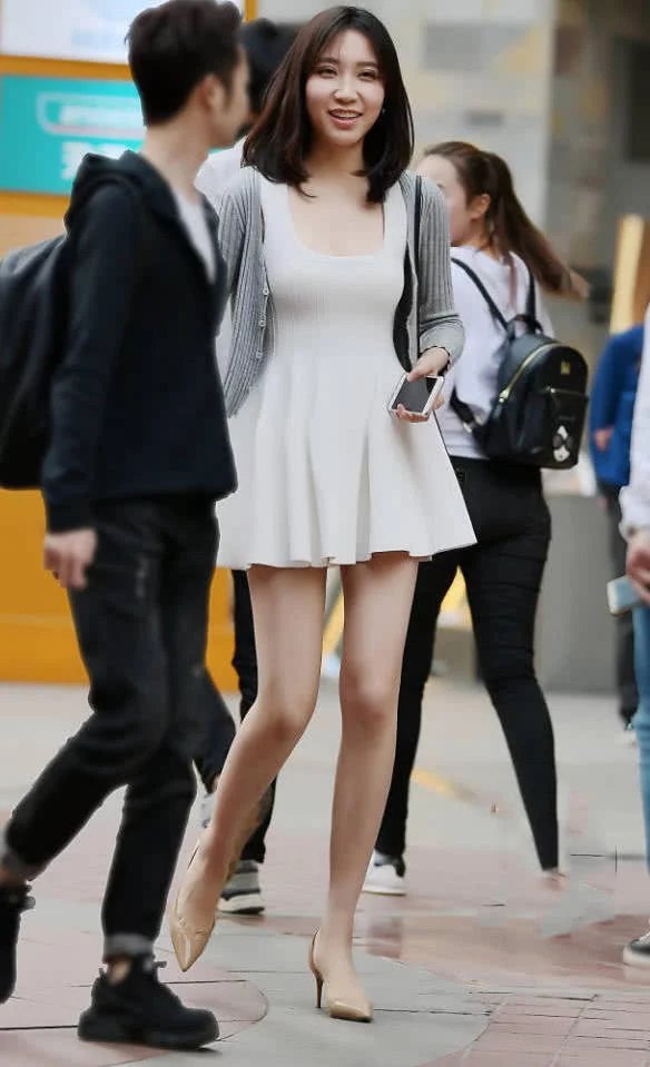 气质小姐姐白色连衣裙当街秀出双美腿，成了一道靓丽的风景线