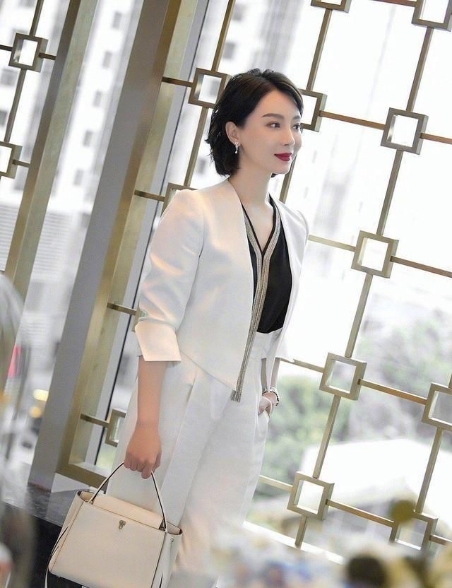  纹路：“陈数”怪不得能常上热搜榜，穿印花连衣裙配纹路卷头发