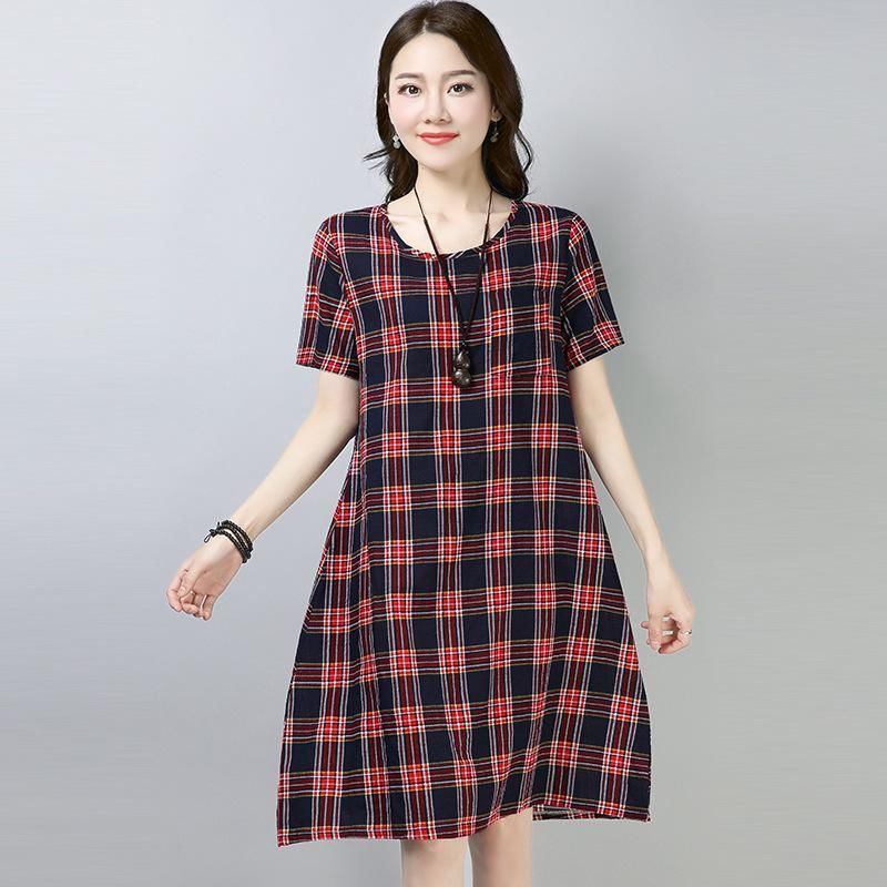 火爆夏季的波点裙，70后阿姨穿上身也毫无违和感，显得人更美