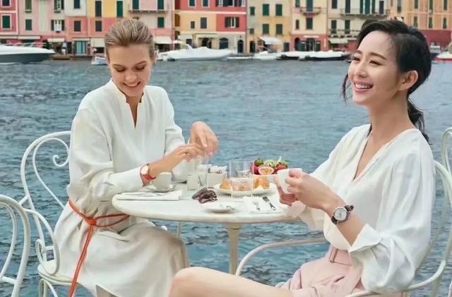 #女人#女人的穿搭,不仅需要清新淡雅的春日之美,还要为自己增加好感度