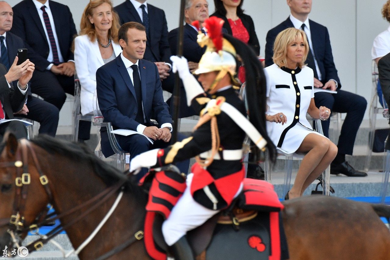 法国夫人第一次穿这样的短裙,坐下来都有点不适应!