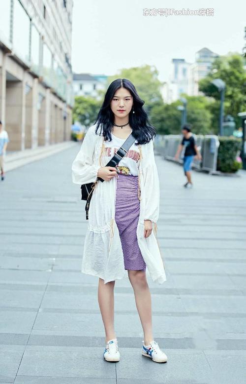 街拍：气质美女难得一见，小背心+超短裤，时髦又性感