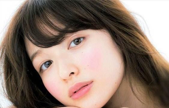  「感觉」女人无论奔几，化淡妆时，把握3个“招数”，妆面精美，轻轻松松冻龄
