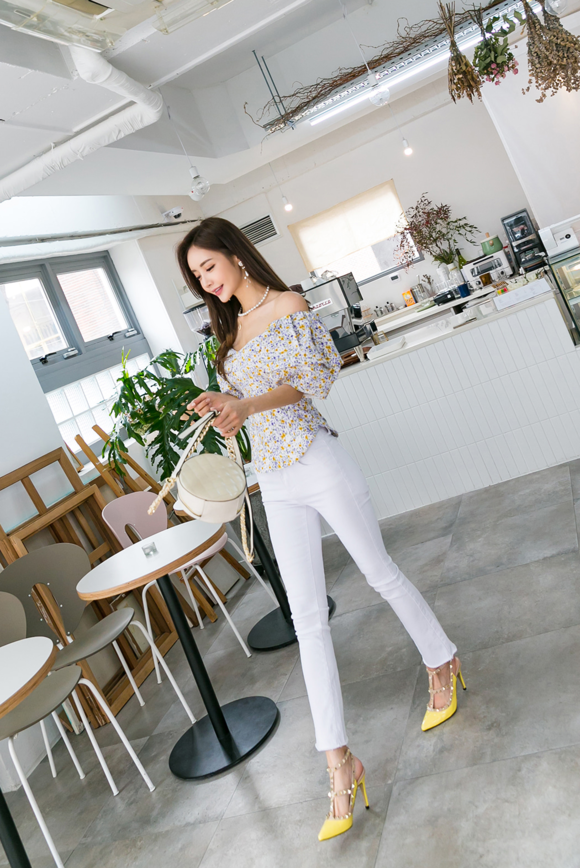 女神孙允珠,月牙夏葵小碎花冰点灯笼袖衫