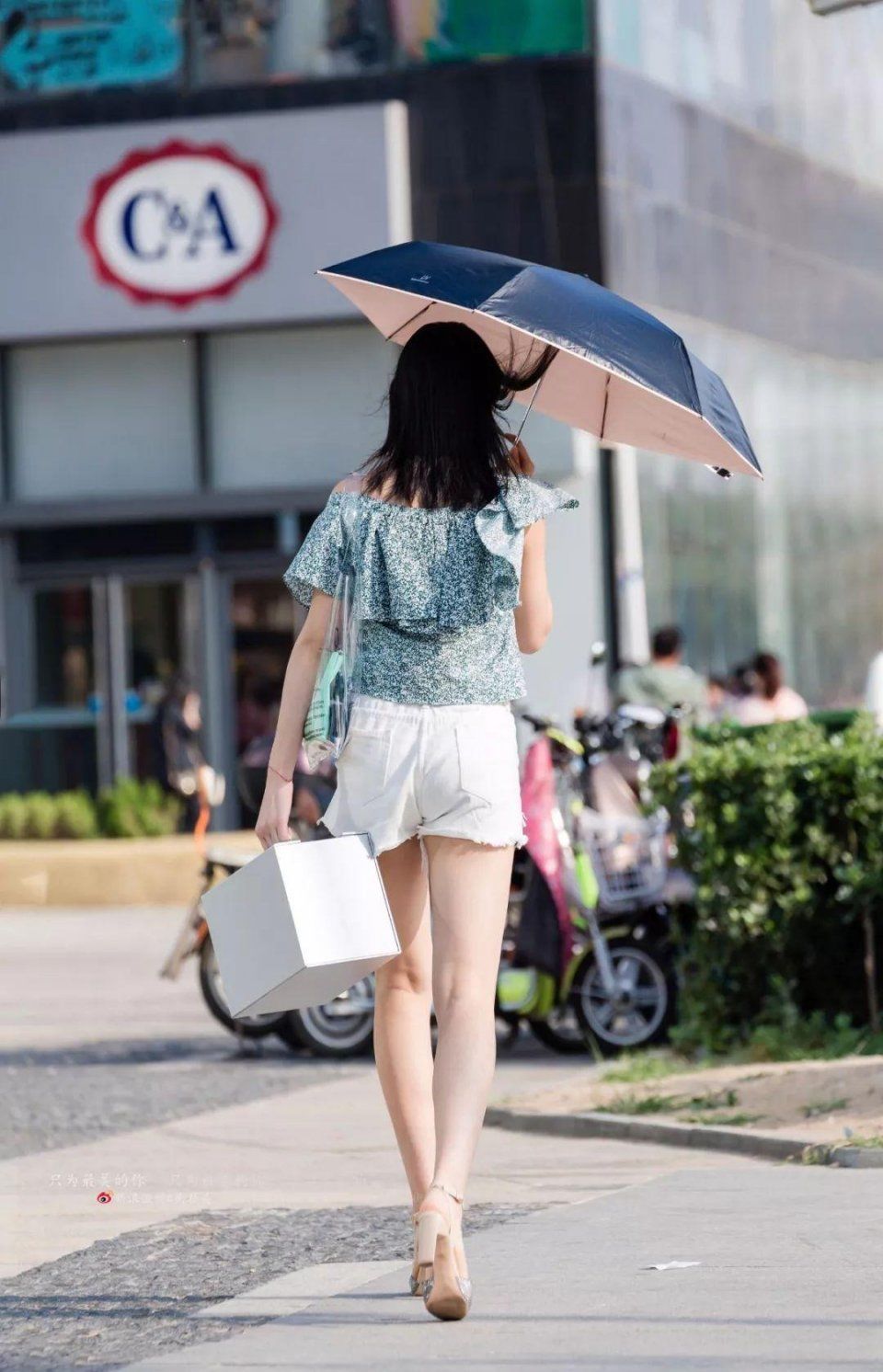 街拍:皮肤好的美女绝对不可以晒太阳的!可惜了