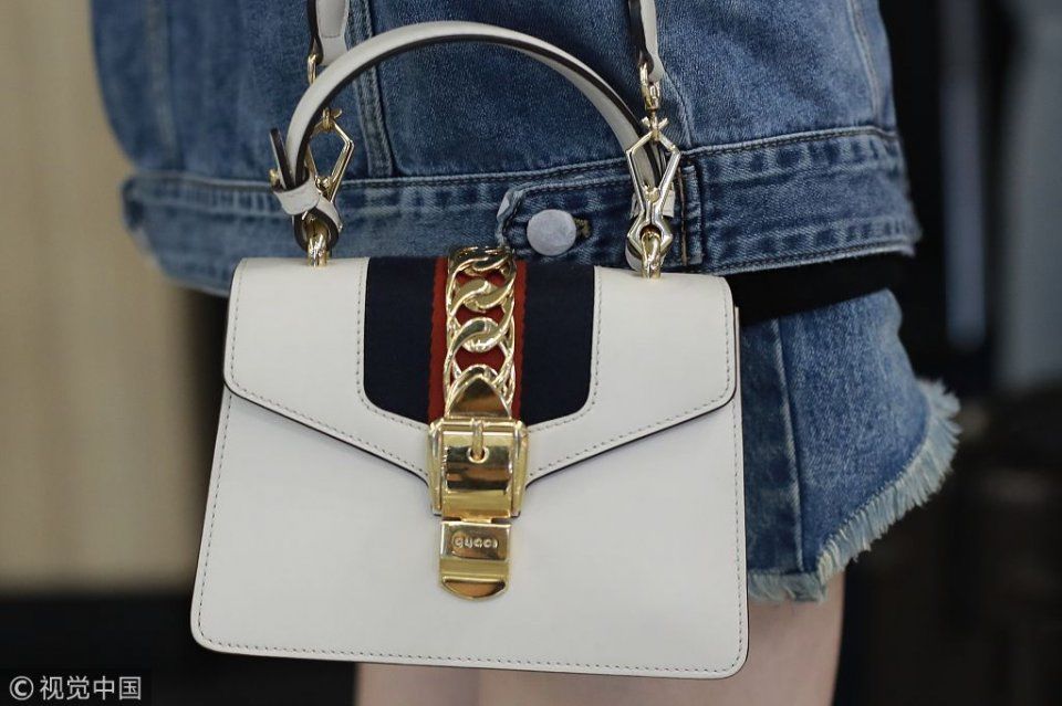 不嫌热？宋轶暑天穿外套狂刷手机凹造型 安静排队过安检亲和无星