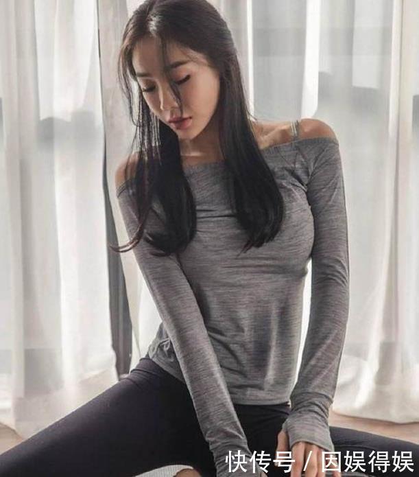 「 底裤」展现出女性窈窕的身材曲线！，街拍：性感紧身打底裤小姐姐