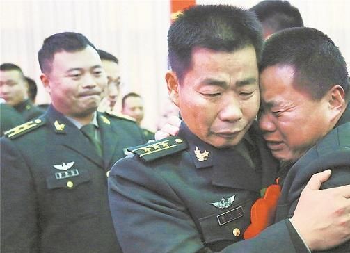  退伍老兵|拒绝上军校，退伍老兵娶战友姐姐帮尽孝，33年认了18位