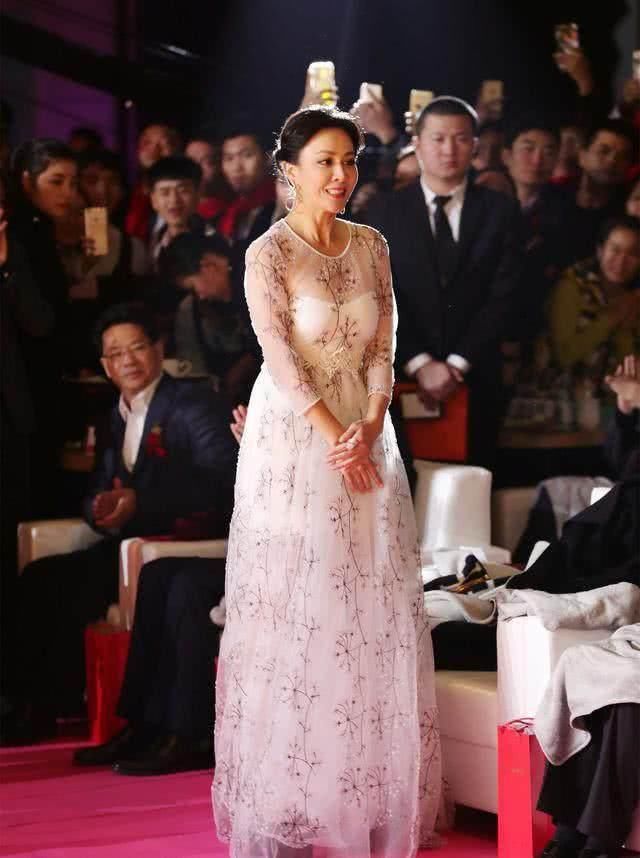 刘嘉玲从来都是穿衣范本，但这件裙子下半身真让她难堪！