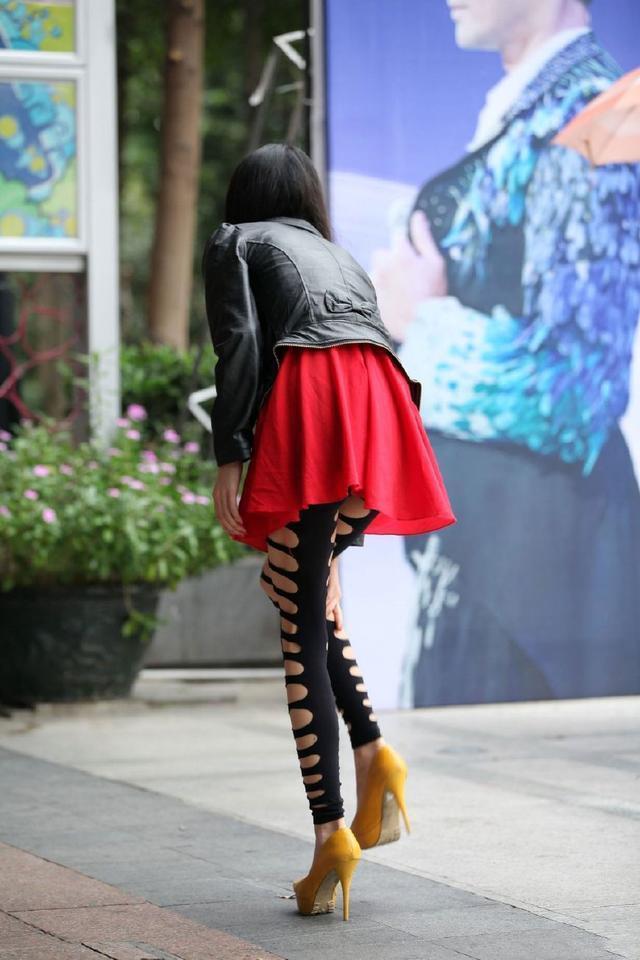 身材高挑的小姐姐，破洞袜裤显得腿很修长，身影很迷人！