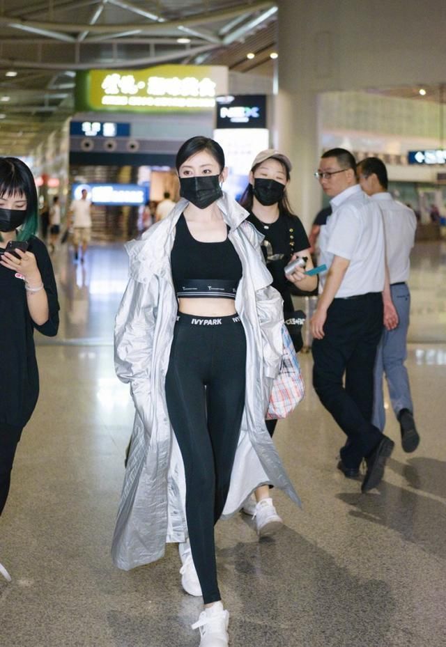 张天爱现身机场,长款风衣配健身服潮翻了,网友:包包才是真的潮