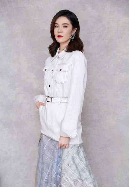 「连衣裙」郁可唯是才华与颜值并存的女子,身穿白色工装裙配短靴,又美又飒