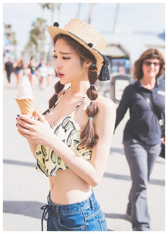 街拍：俏丽清凉的小姐姐，展现青春活泼的气息