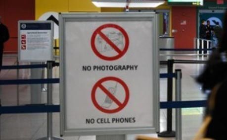 大使馆紧急提醒：在机场看到这张纸，千万别摸手机！有人吃了大亏