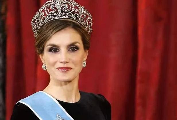 西班牙王后白色裙装亮相典礼气质完胜凯特，她才是凯特的时尚劲敌