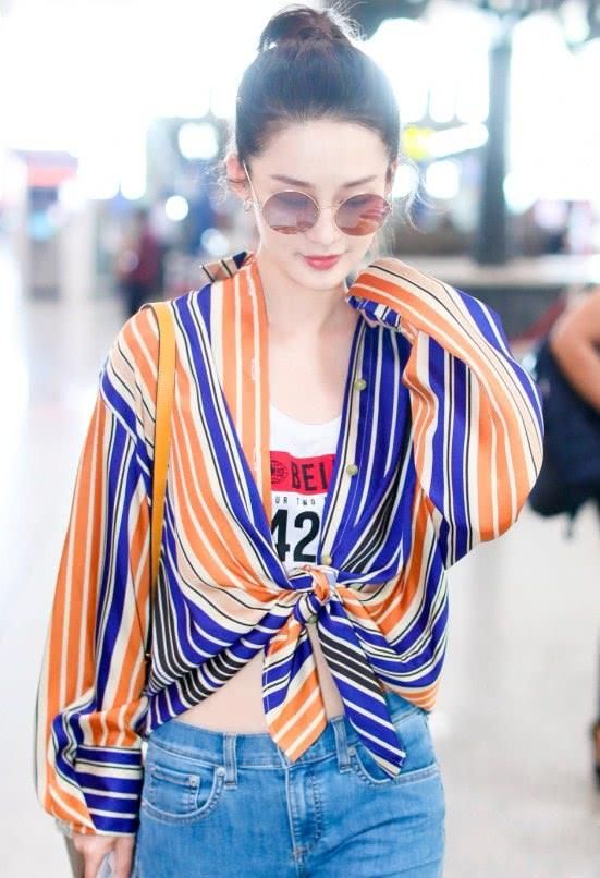 李沁这造型太惊艳了！穿橙蓝撞色衫秀腹，小蛮腰回头率满满！