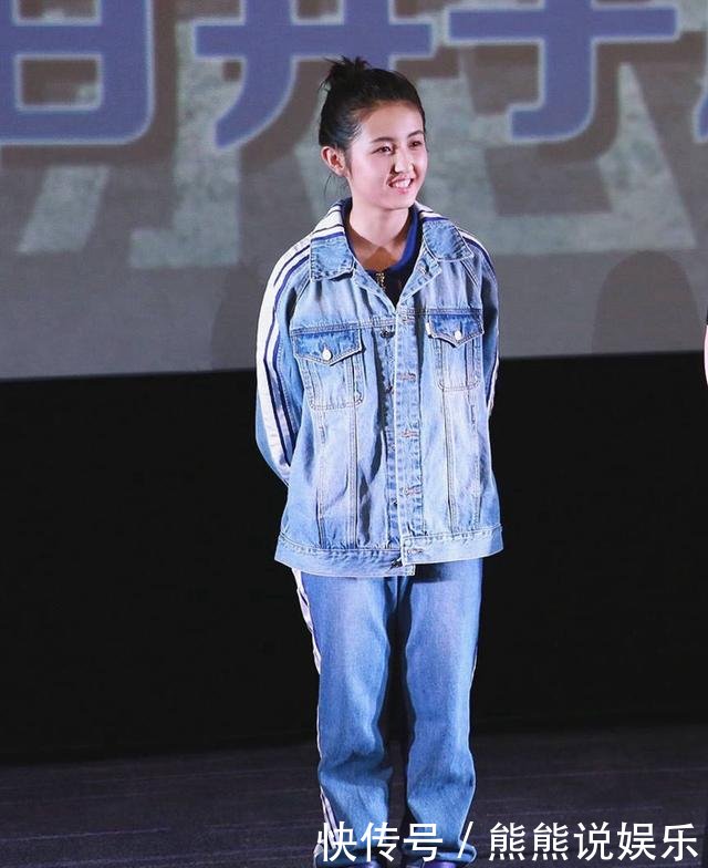 张子枫出席活动终于不穿高跟鞋了，这回一双马丁靴，却格外好看！