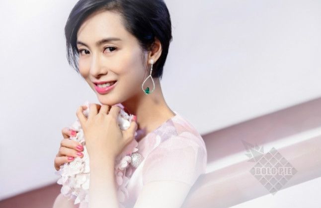 47岁朱茵优雅写真风韵犹存，妆容精致女神风范十足!