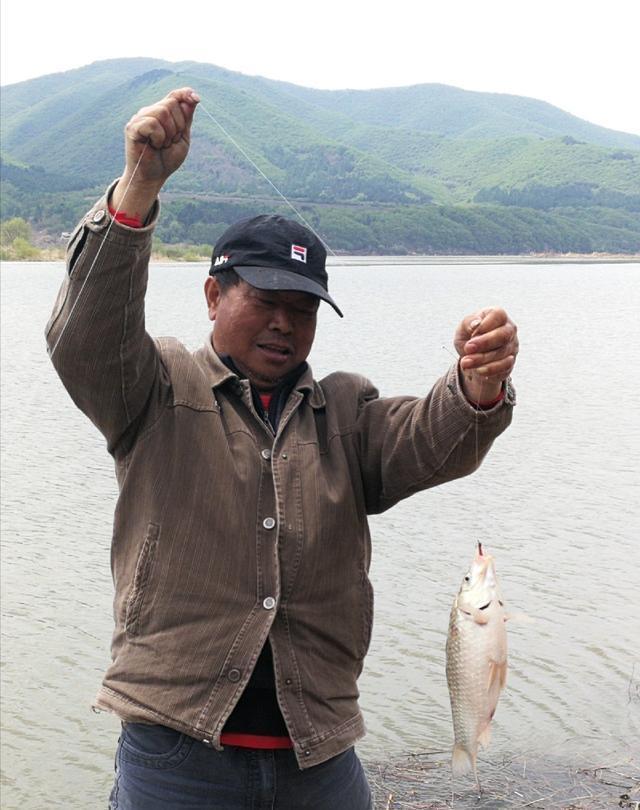  兰湖：母亲节延吉海兰湖垂钓，斤鲫拽走鱼竿很嚣张