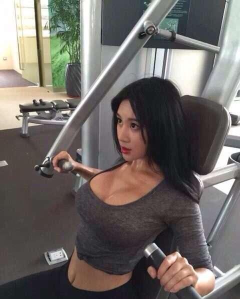 喜欢健身的女人 除了身材好韧性也不差
