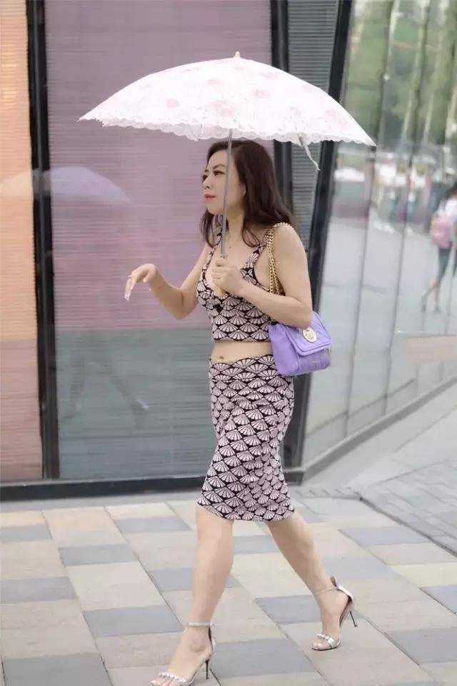 鱼鳞吊带搭配套装包臀裙，美如人鱼花伞仙子