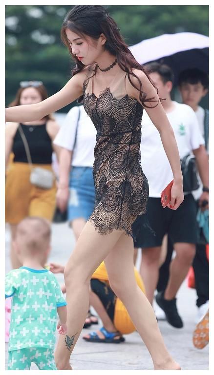 街拍：图三穿百褶超短裙，活力又青春，真叫人一眼难忘！