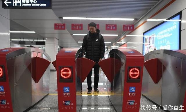 美国人到中国游后疑惑这东西这么先进，为何不是在我们国家