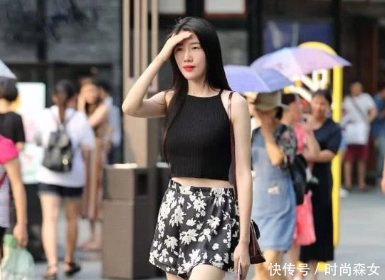 街拍：玉面淡拂妩媚迷人的小姐姐，穿着性感靓丽娇艳如花！