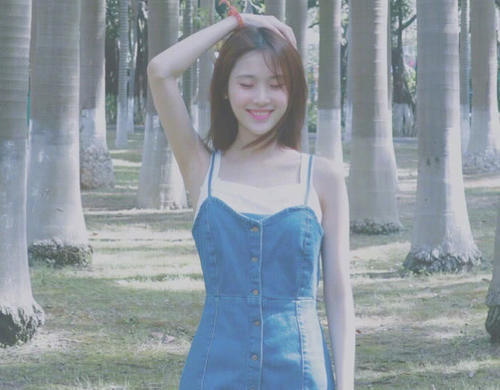 张慧雯秀长腿，一双大脚几乎“戳穿”屏幕，网友：下面穿跟没穿有