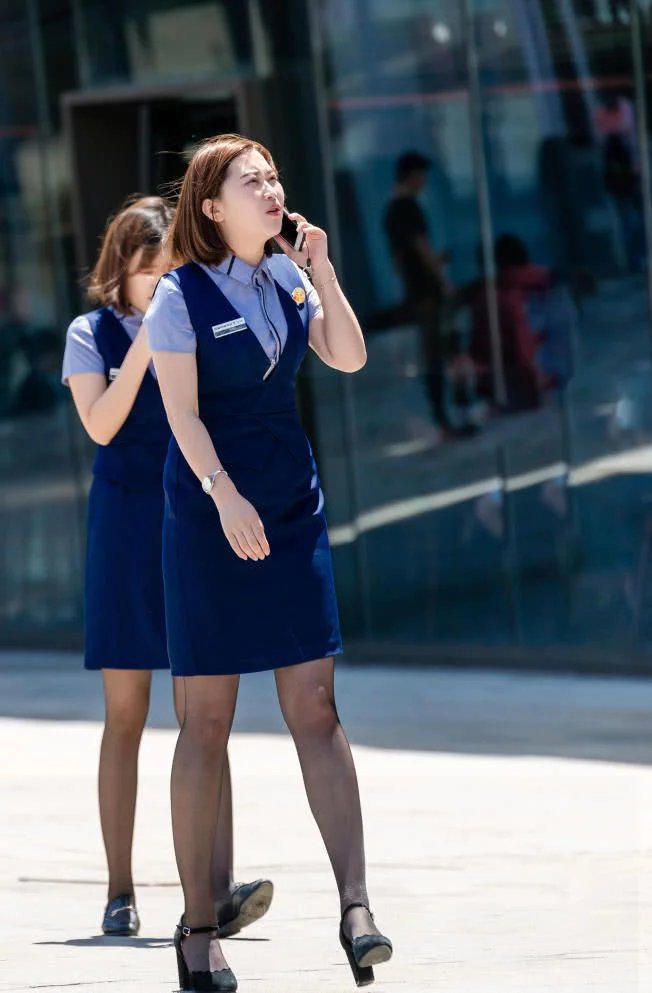 修身穿搭尽显迷人曲线，超薄黑丝袜，不认真看还以为腿真黑呢