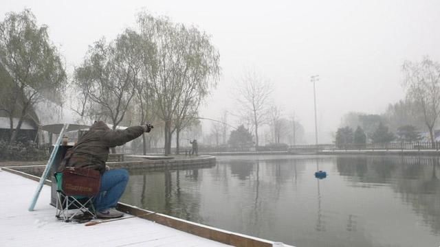  砸开|在寒冷的冬天，砸开冰窟窿，我踏雪学垂钓