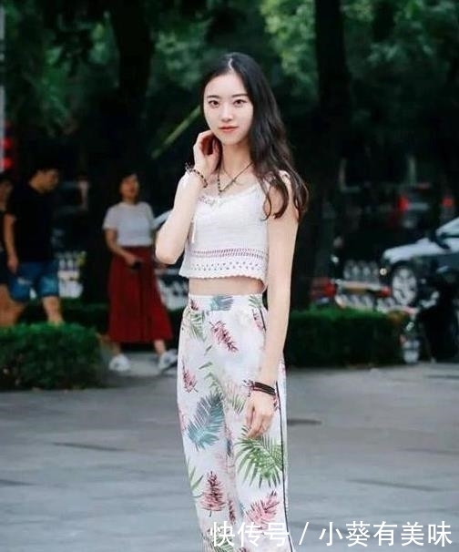  #漂亮#时尚街拍街上的时尚漂亮的小姐姐，牛仔裤一样可以很美
