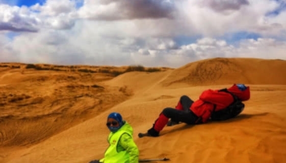 沙漠中温度有多低？小伙倒了一瓶水，下一秒不可思议的一幕出现了