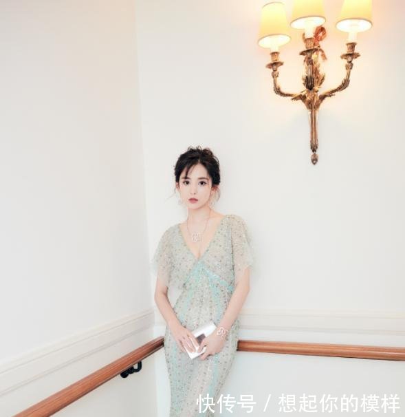 娜扎真敢穿! 衣领前后深V露一大半, 网友 裙子长度好尴尬