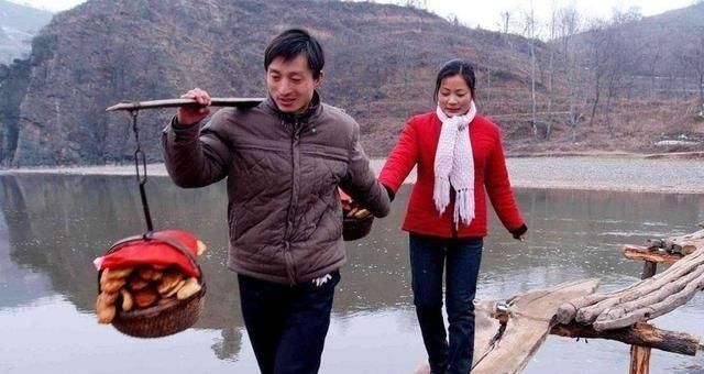 农村“伪红包”怪象，小孩来了，农民宁可得罪也不给压岁钱，为啥