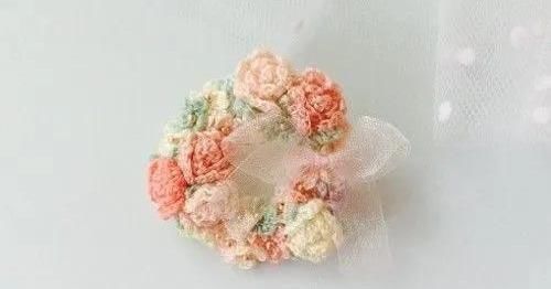  #胸针#外网的钩针小花好美，编织朵小花，做一个春天的胸针！DIY手工