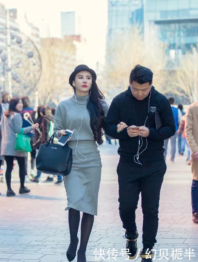  迷人：美女踩着一双高跟凉鞋，双腿看上去既迷人又有气场，非常休闲