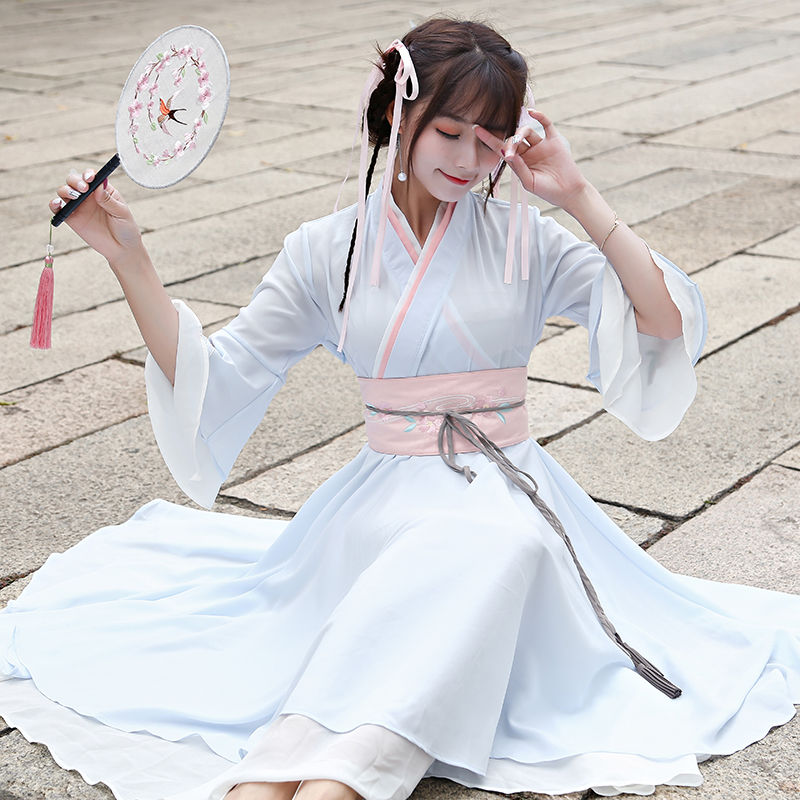 厉害了，如今中国少女穿的这些“改良汉服”，气质出众似神仙姐姐