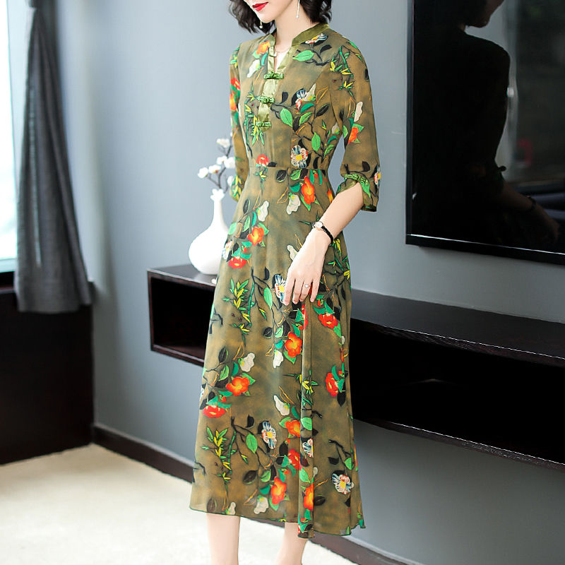 秋风习习，少穿短裤，70后老婆偷偷穿上秋裙，竟美的让人着迷