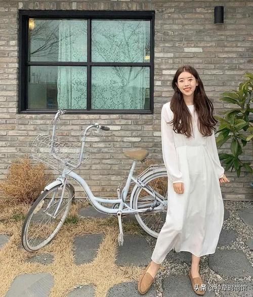 『 反差感』+ 裙子”才是今春王炸穿搭，扔掉高跟鞋！“平底鞋