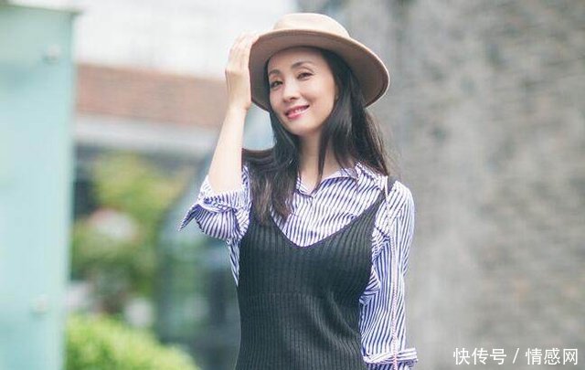 陶虹这样穿衣太尴尬,裙摆长的走不动道,把女助理都急红了眼!