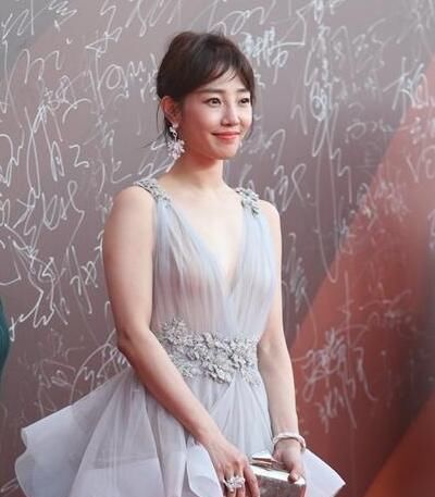 白百何越来越大胆了，活动现场放空自己，网友:让孩子看到好吗?